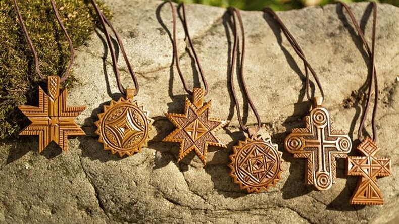 amuleti e talismani in legno