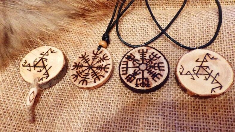 talismani e ciondoli in legno