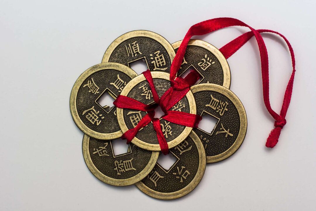 Amuleto cinese per soldi con i geroglifici corrispondenti
