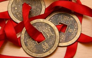 Monete cinesi, legati con un nastro rosso